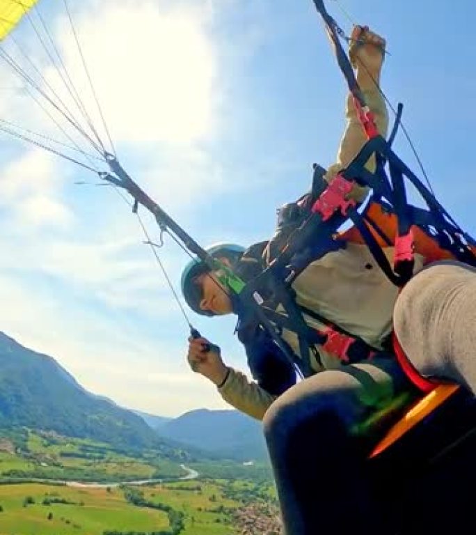 空中的女人滑翔伞滑翔伞跳伞运动自拍照飞行