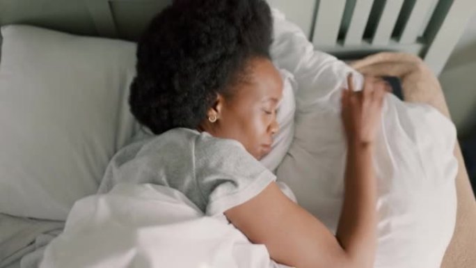卧室，失眠和女孩有睡眠问题或精神卫生困难试图在家里休息。沮丧，喜怒无常和不快乐的黑人妇女努力在枕头上