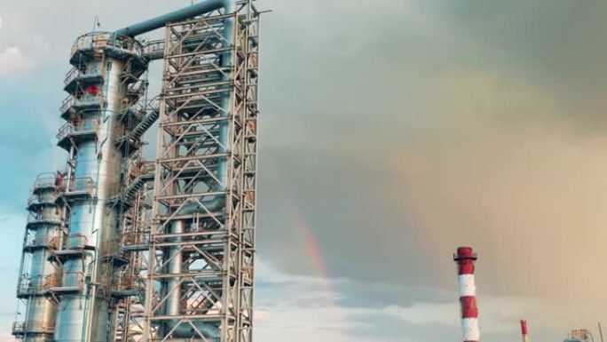 天空中有彩虹的炼油厂的管道