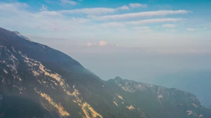 中国四川的九顶山高山峰森林海云海翻滚云雾