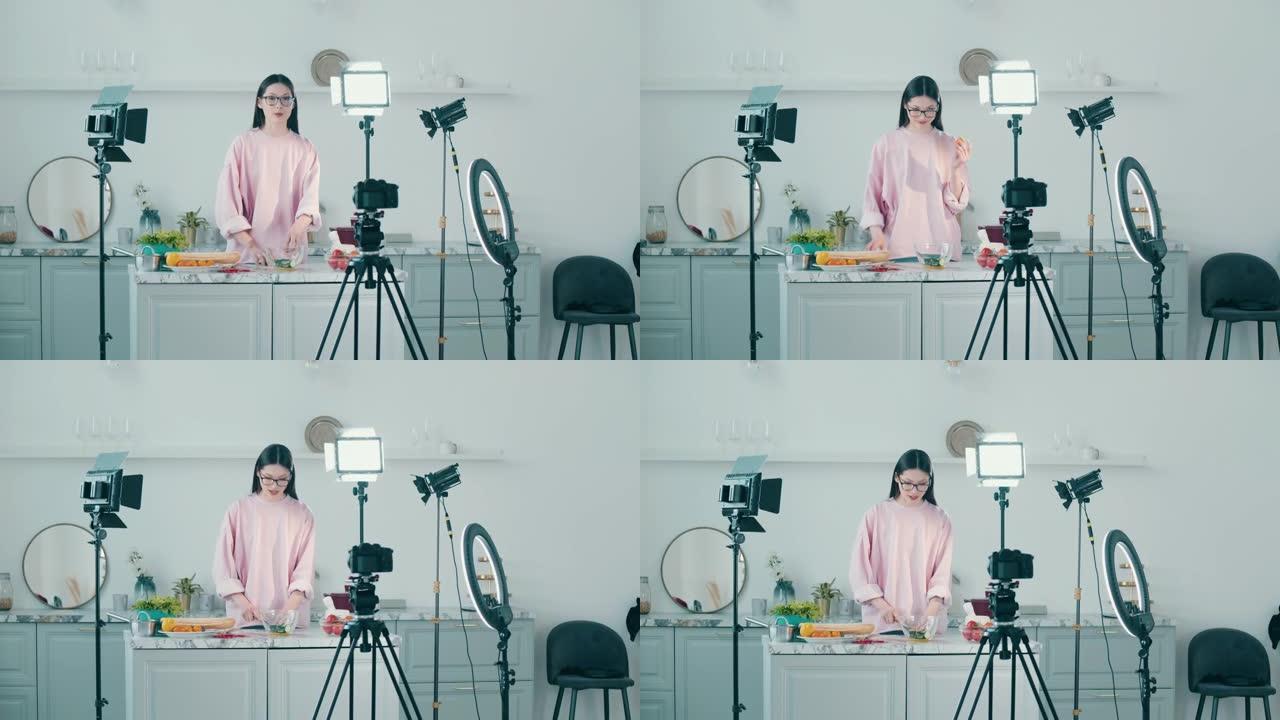 年轻开朗的女人在vlog中拍摄时正在削减食物