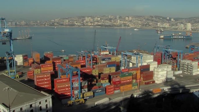 南美智利瓦尔帕莱索的集装箱码头。高角度视图。