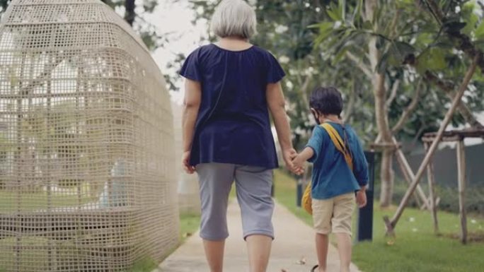 祖母和孙子在公园散步。