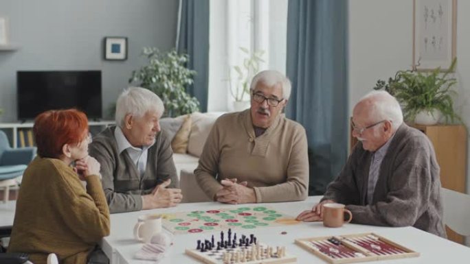 现代老年人一起玩棋盘游戏