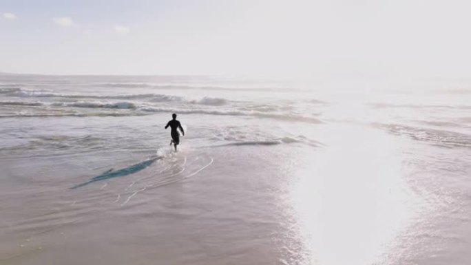 冲浪者闯入海浪冲浪的鸟瞰图