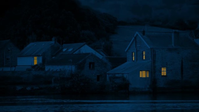 河边晚上开着灯的房子