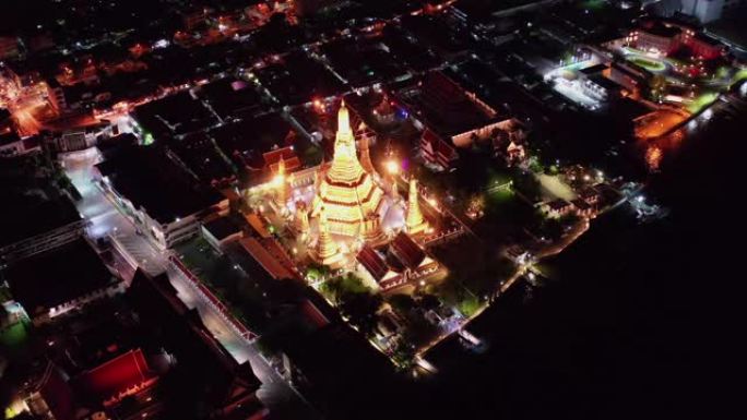 鸟瞰图的Wat Arun寺庙在日落。泰国曼谷的地标