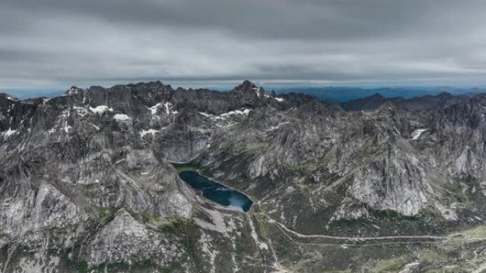 镶嵌在川西山区的碧玉般的高原湖泊