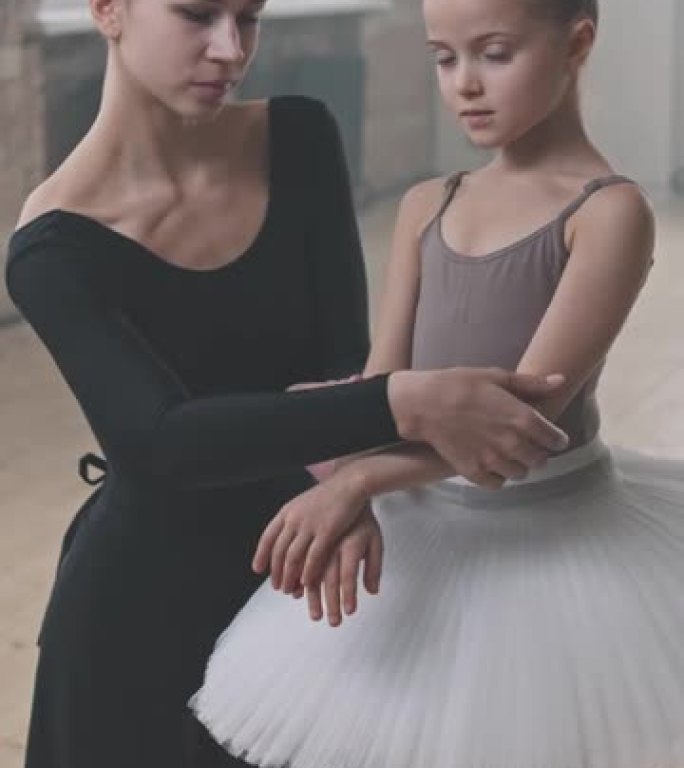 芭蕾舞老师和小女孩在课堂上的肖像