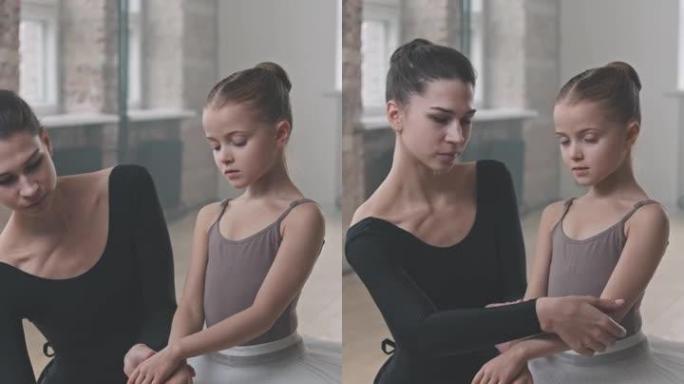 芭蕾舞老师和小女孩在课堂上的肖像