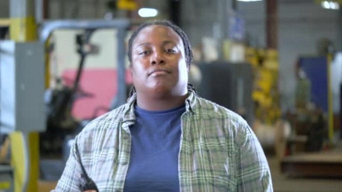 工厂里有对讲机的非裔美国妇女