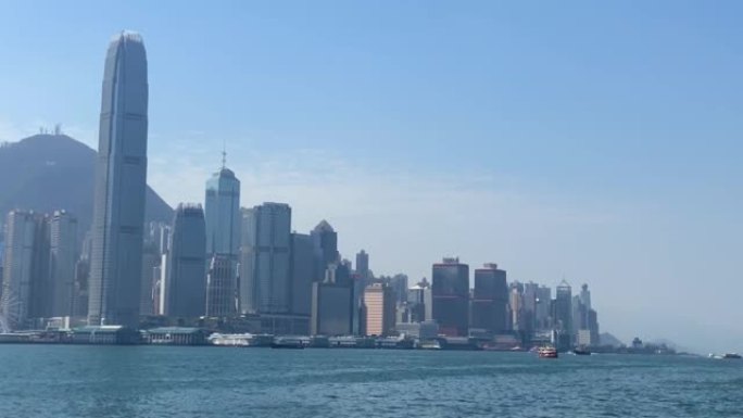 天星小轮在香港维多利亚港尖沙咀码头留下尾流