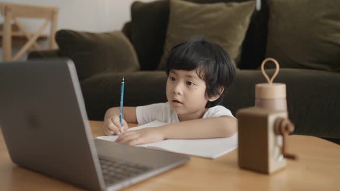 亚洲男孩在家学习视频通话