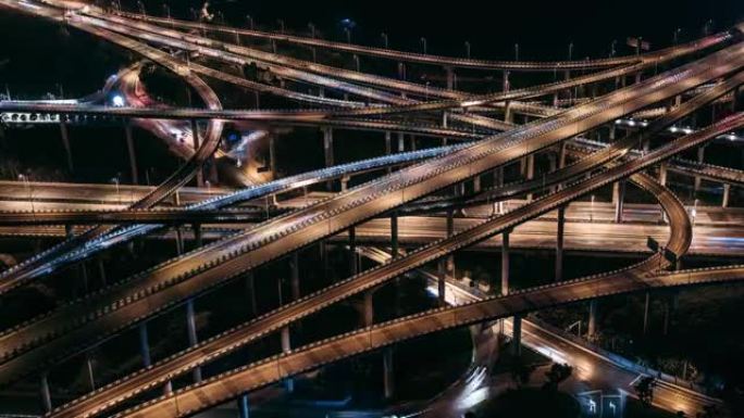 复杂立交桥和夜间交通繁忙的T/L鸟瞰图