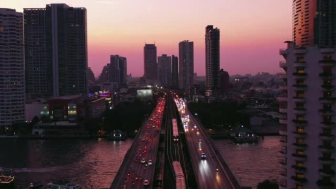 鸟瞰图曼谷桥上高速公路上的交通车灯