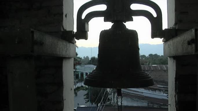 阿根廷萨尔塔省卡法亚特罗萨里奥圣母大教堂的古钟。特写。
