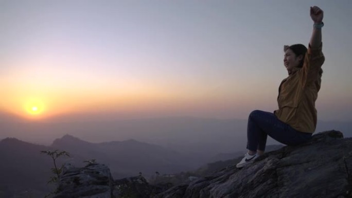 徒步旅行的女人爬到山顶