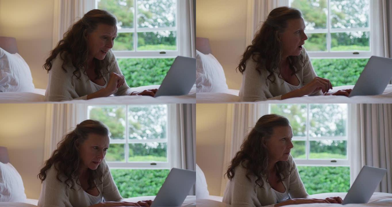 使用笔记本电脑进行视频通话时坐着聊天的白人高级妇女
