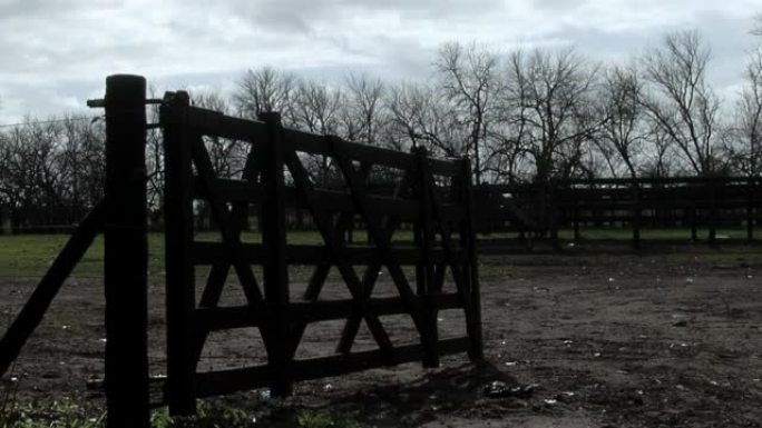 阿根廷乡村田地里的乡村木制农场栅栏门。