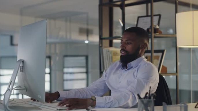4k视频片段，一个英俊的年轻商人独自坐在办公室里，使用计算机时感到沮丧