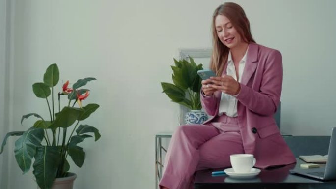 网上购物。快乐成功美丽的商业女性使用智能手机交付应用程序在轻办公室工作场所。