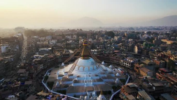 加德满都博德纳特佛塔和曼陀罗的无人机视角。尼泊尔著名的地方。曼陀罗大厦