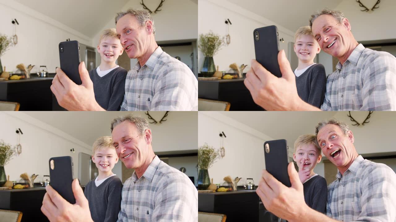 孙子与爷爷拉脸在家手机自拍