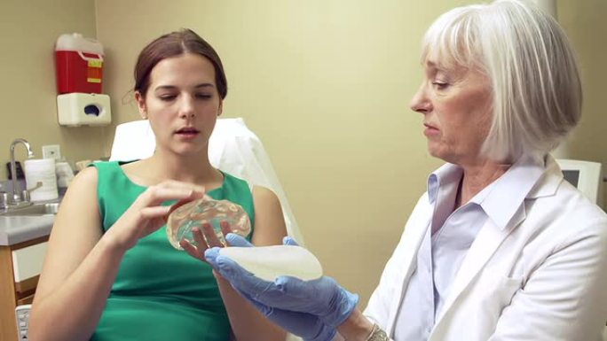 女人与整形外科医生讨论隆胸