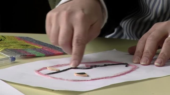 在盲人和视障儿童学校的艺术和创造力课上，一位女老师的手。特写。