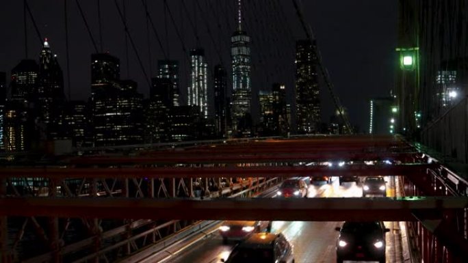T/L曼哈顿城市天际线和布鲁克林大桥夜间交通