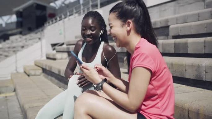 两个朋友使用智能手机一起听音乐的4k视频片段