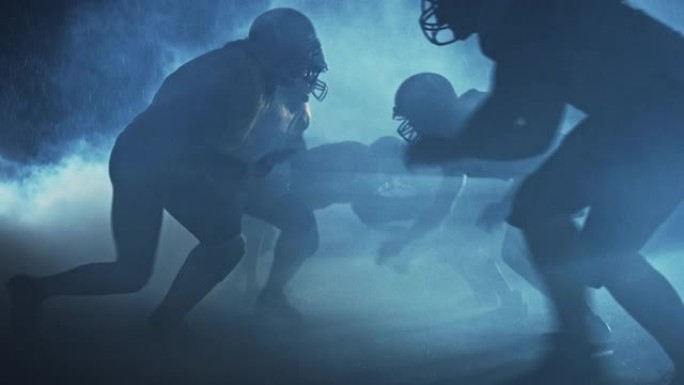美式足球场两队比赛: 球员传球，奔跑，进攻得分。嘈杂的电影镜头。雨夜，运动员在戏剧性的烟雾中争夺球。