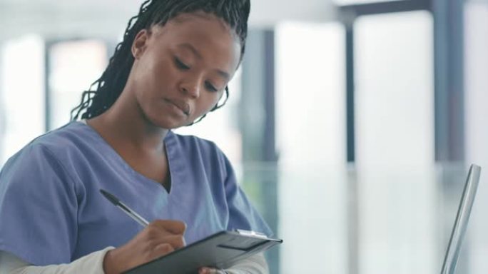 一名年轻女医生在工作时使用笔记本电脑做笔记的4k视频片段