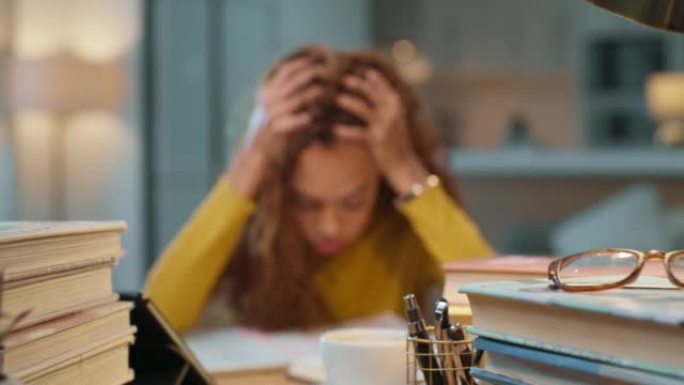 压力大的女人感到压力，在家学习时头痛。年轻的大学生为大学和大学课程做远程学习。在项目上犯错误