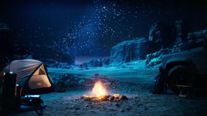 人们晚上在峡谷露营，准备在帐篷里睡觉。篝火几乎没有燃烧，卡车就在附近。令人惊叹的自然景观，奇妙明亮的