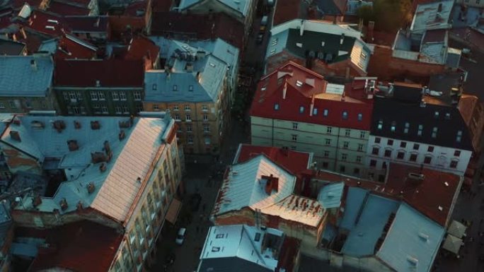 乌克兰利沃夫老城田园历史建筑屋顶和街道的欧洲城市景观令人惊叹的空中全景