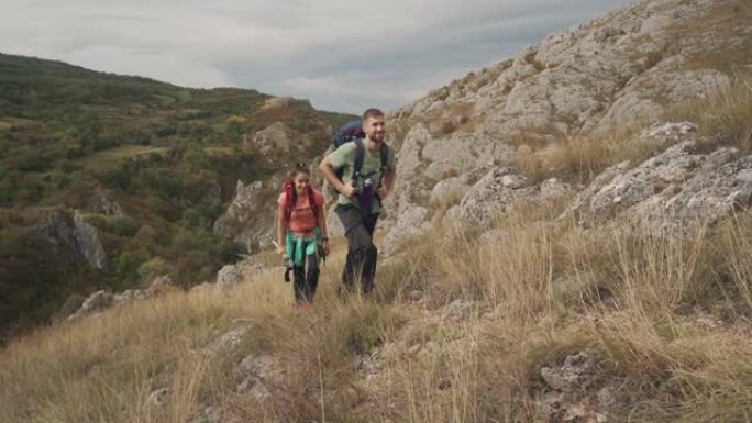 年轻夫妇正在徒步旅行