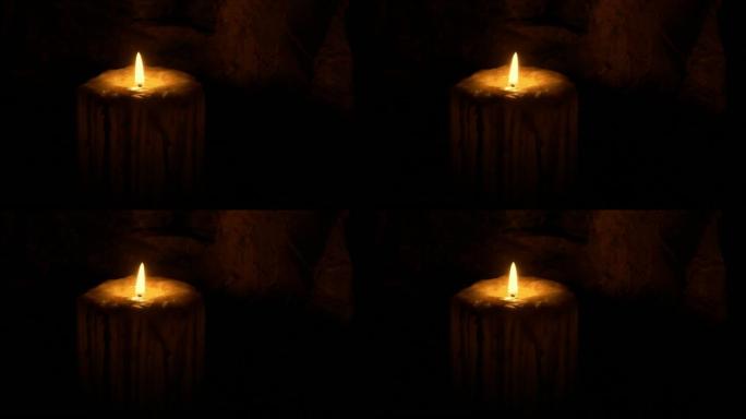 中世纪蜡烛在黑暗中燃烧和吹灭