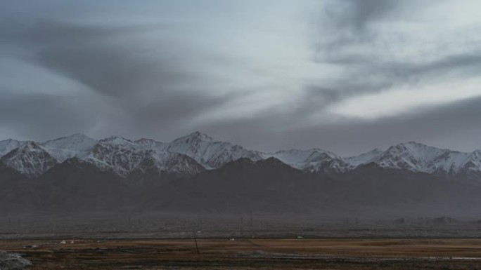 黄昏时分，T/L云在雪山上滚动