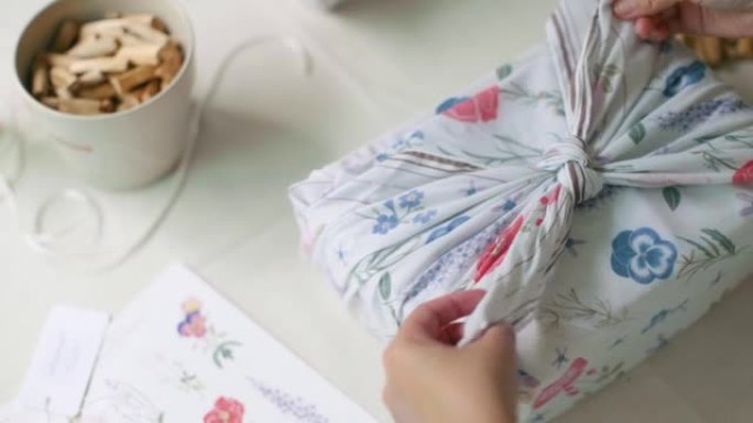 年轻的亚洲艺术家使用环保材料和包装将包裹运送给她的客户。