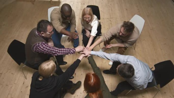 在支持会议期间，人们将双手放在中间