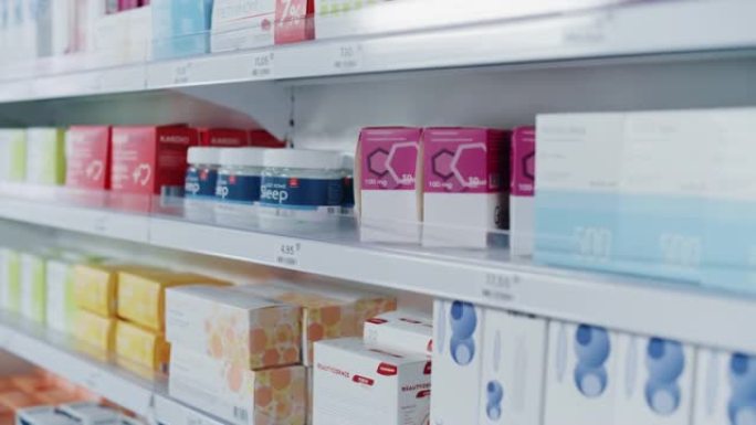 现代药房药店，货架上摆满了装有现代药物，药丸药物，维生素和补充剂的盒子，保健和美容产品的包装。向前移