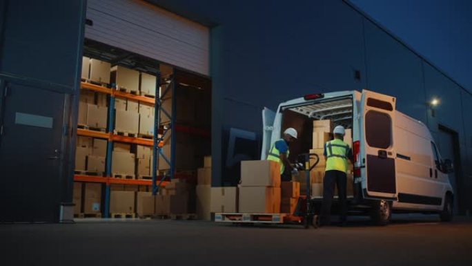 物流配送仓库外: 两名工人用纸箱装载送货卡车，开车去送货在线订单，食品和药品供应，电子商务商品。宽静