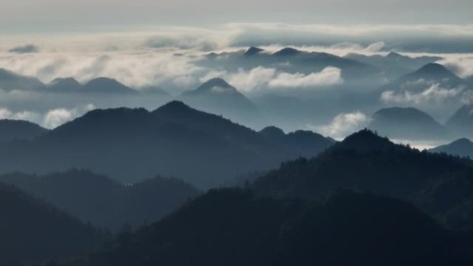 日出时朦胧早晨的鸟瞰图