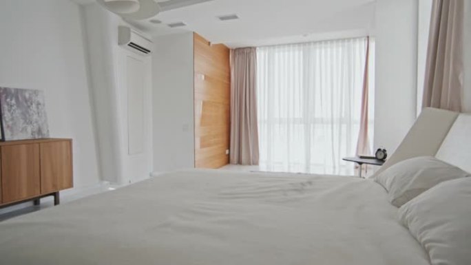 现代公寓中宽敞的简约卧室
