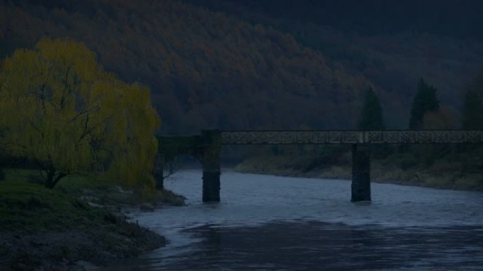 黄昏时河上的旧火车桥