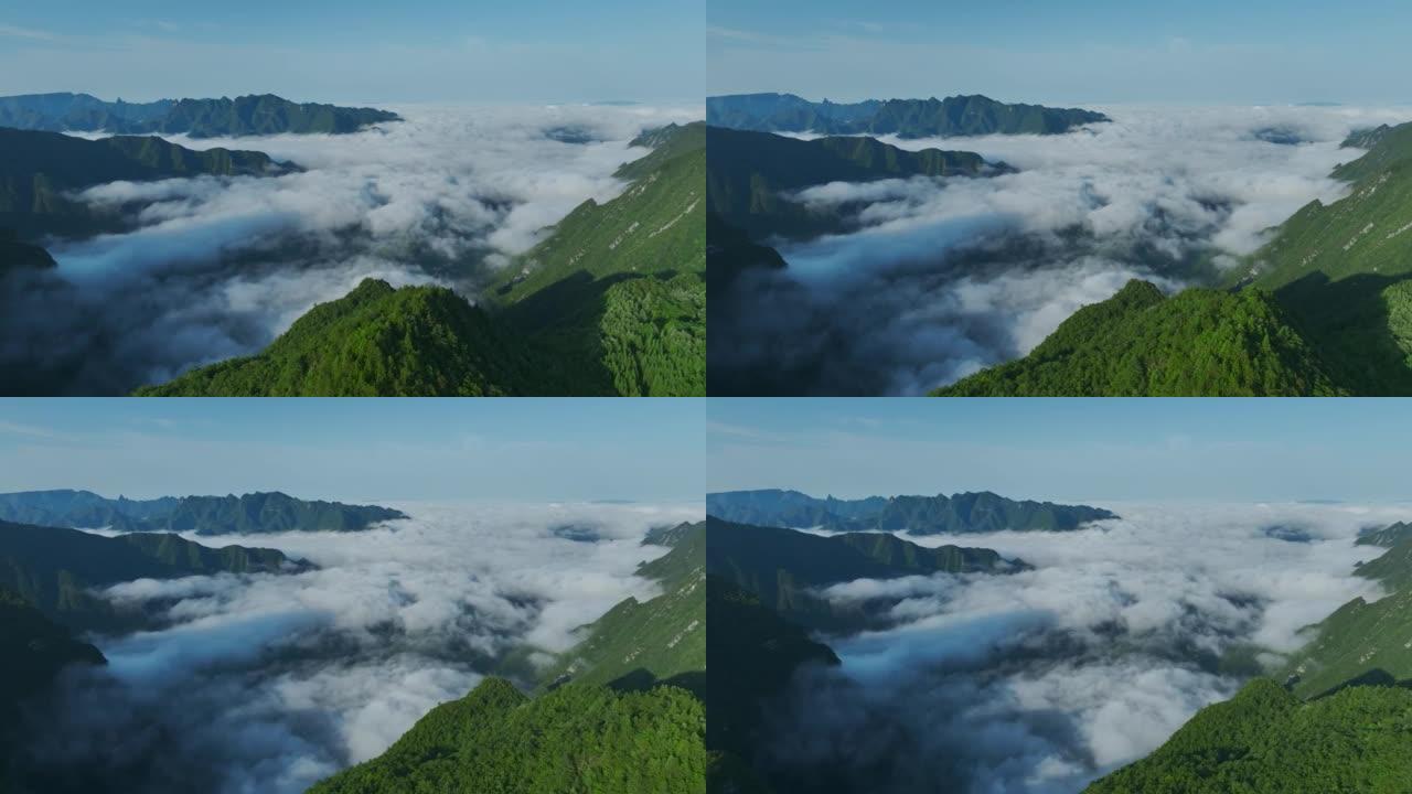 薄雾覆盖的山上日出的鸟瞰图