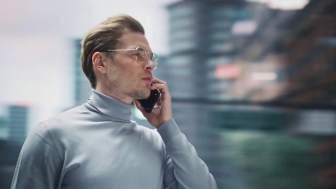 360度街拍: 在大城市使用智能手机的英俊高加索人。创意专业使用手机App进行电子商务投资，在线购物
