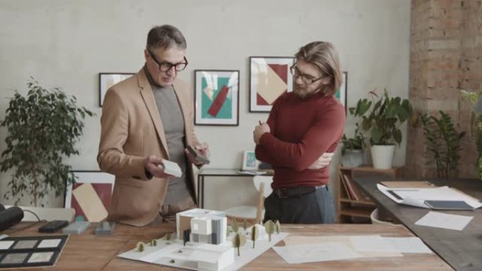 男性建筑师为新房子选择建筑材料