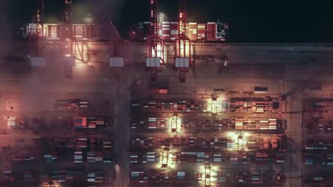 带集装箱船的繁忙工业港口的T/L盘鸟瞰图，黄昏到夜晚的过渡